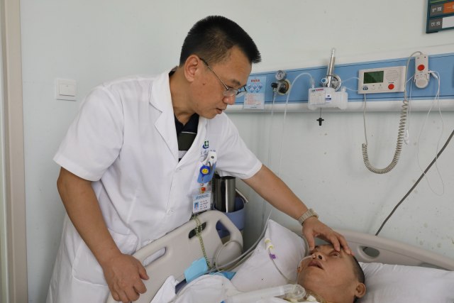 李钢：满腔热忱不惧付出 只为患者健康