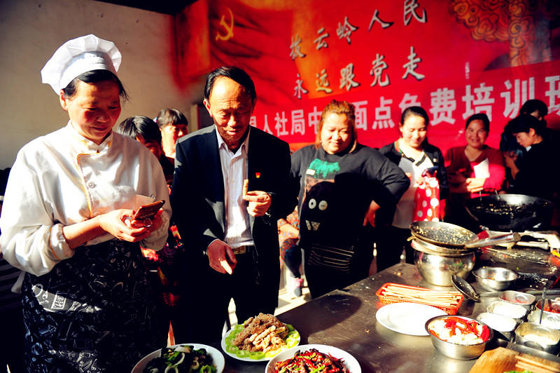 核桃树下牡丹艳 拨云岭村开山修路20年拨开云雾见幸福