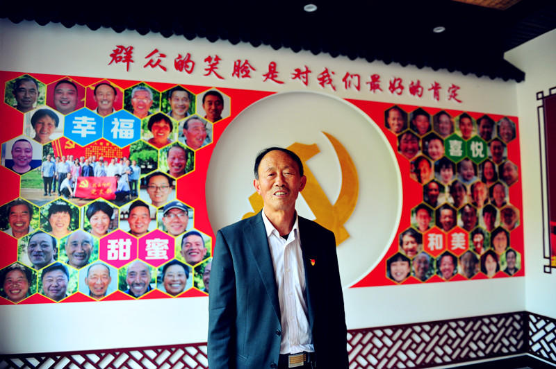 核桃树下牡丹艳 拨云岭村开山修路20年拨开云雾见幸福