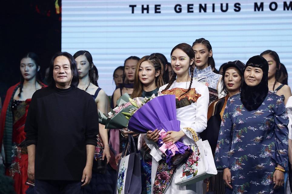 天才妈妈×东乡绣娘·张肇达公益秀亮相中国国际时装周