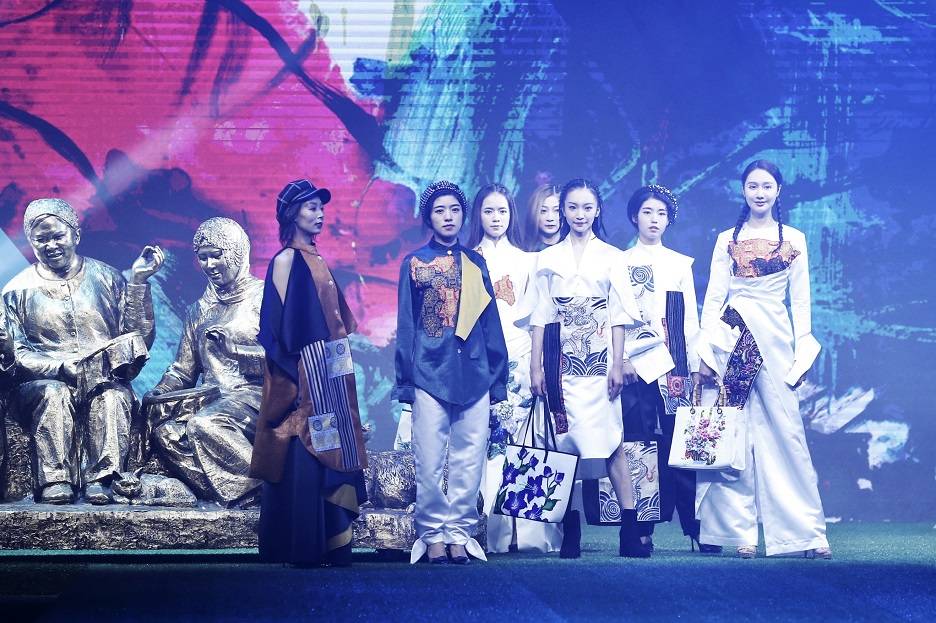 天才妈妈×东乡绣娘·张肇达公益秀亮相中国国际时装周