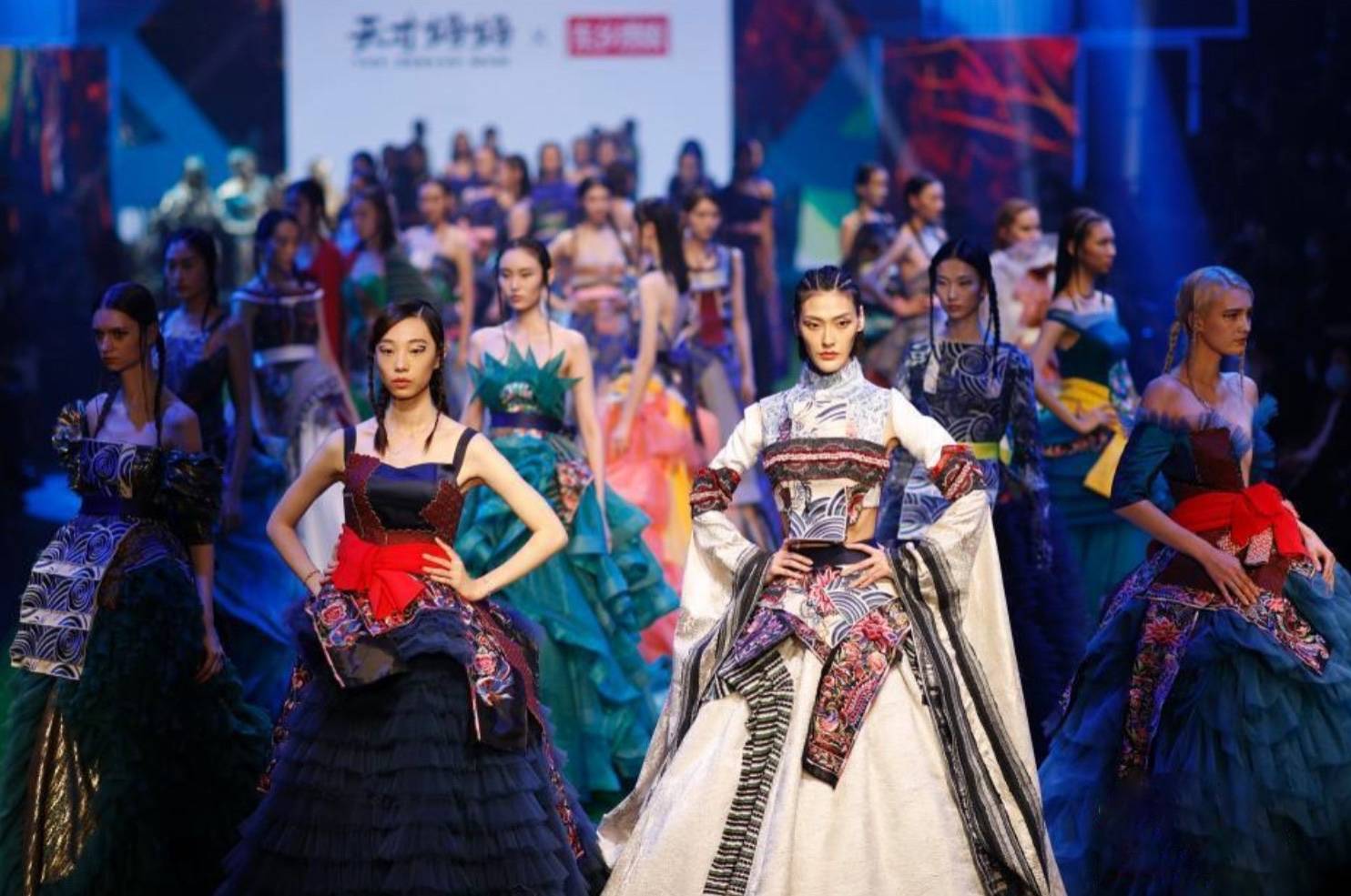 天才妈妈×东乡绣娘·张肇达公益秀亮相中国国际时装周