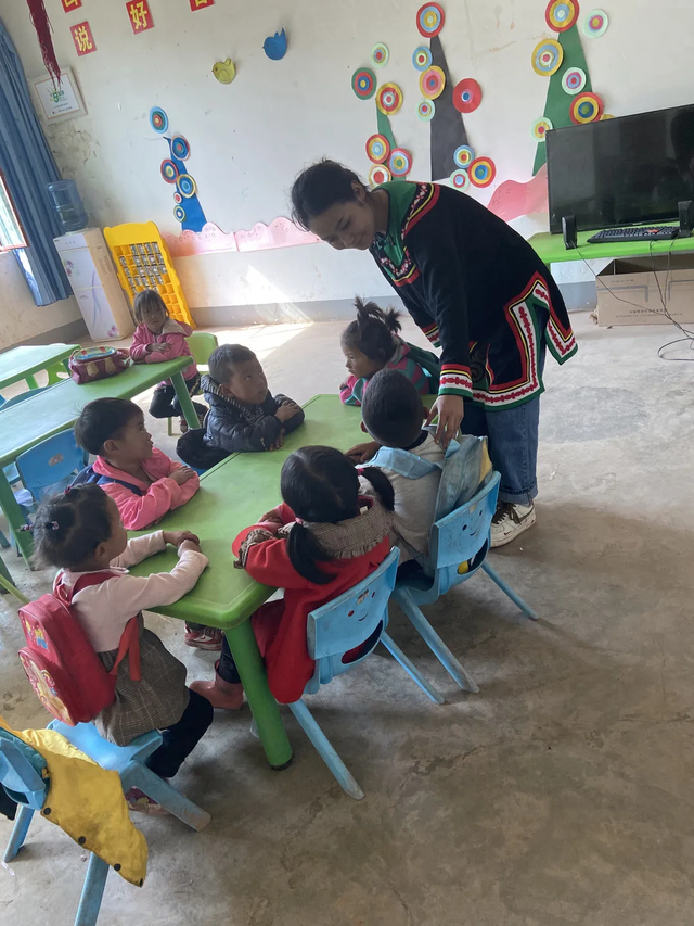 记昭觉县三岔河乡三河村幼教点教师惹列日作同志典型事迹