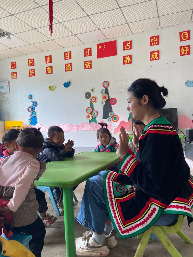 记昭觉县三岔河乡三河村幼教点教师惹列日作同志典型事迹