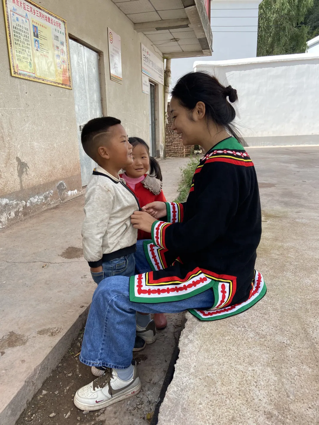 记昭觉县三岔河乡三河村幼教点教师惹列日作同志典型事迹