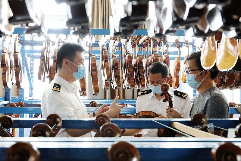 驻马店海关关员到小提琴生产企业调研1