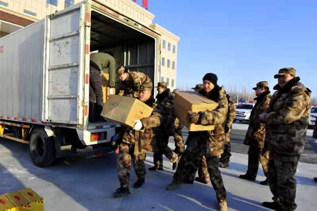 新疆生产建设兵团第十师工商联组织政银保企共15家单位捐赠15.5万元物品慰问185团一线护边员