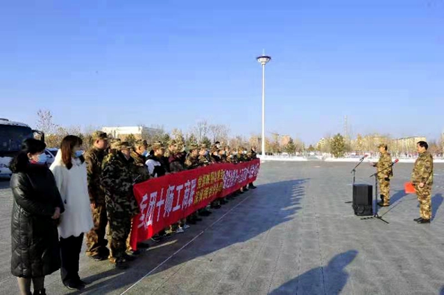 新疆生产建设兵团第十师工商联组织政银保企共15家单位捐赠15.5万元物品慰问185团一线护边员