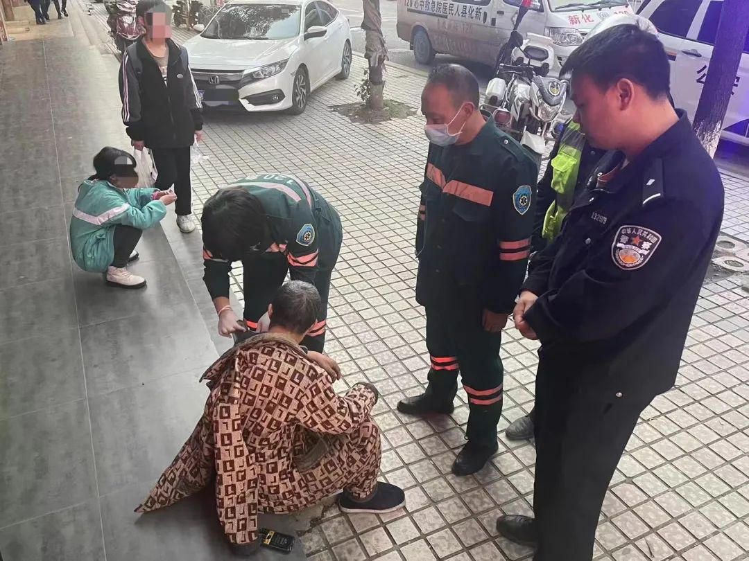 【我为群众办实事】湖南新化县公安局上梅派出所民警及时救助六旬倒地老人