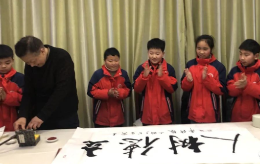 笔墨传情 心暖校园--启功大弟子张传亭先生书法捐赠仪式在阜阳幼儿师专附属小举行