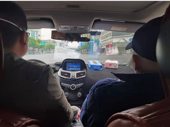 冲锋在疫情防控第一线的社区好干部杨红梅、李文强