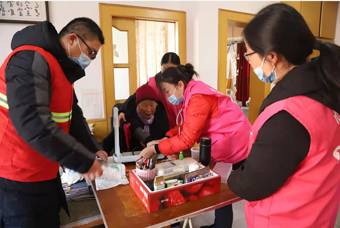 冲锋在疫情防控第一线的社区好干部杨红梅、李文强