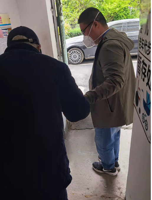 冲锋在疫情防控第一线的社区好干部杨红梅、李文强