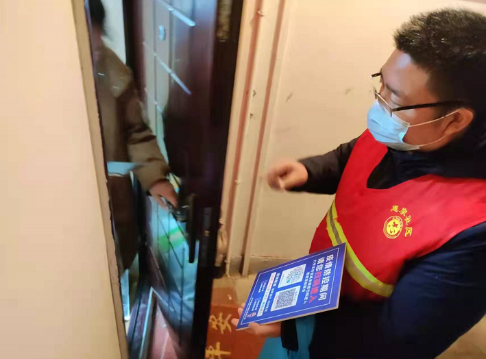 冲锋在疫情防控第一线的社区好干部杨红梅、李文强