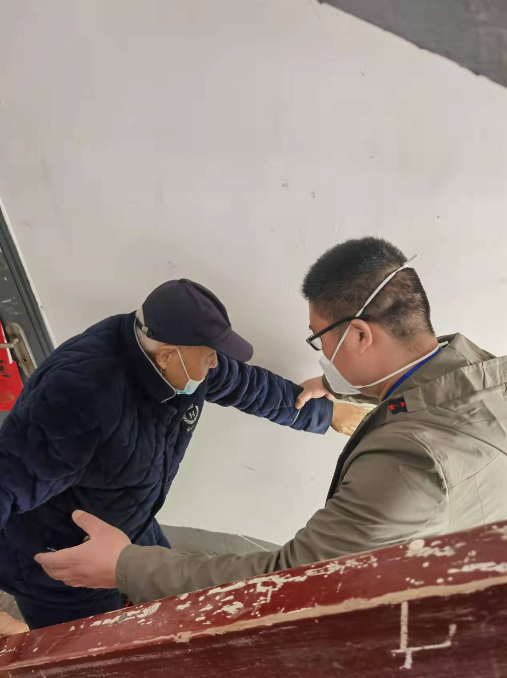 冲锋在疫情防控第一线的社区好干部杨红梅、李文强