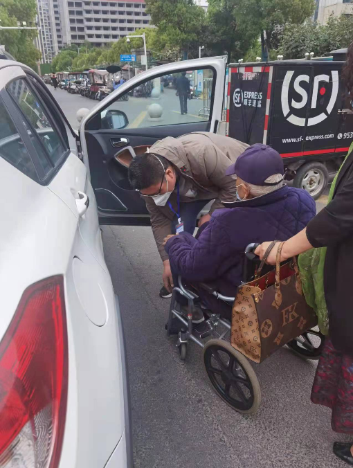 冲锋在疫情防控第一线的社区好干部杨红梅、李文强