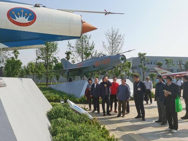 “翰墨新城·抒怀凌云”——书画艺术进成飞活动举行