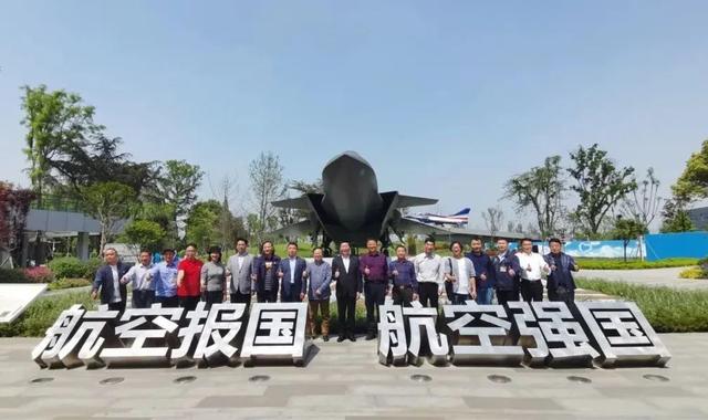 “翰墨新城·抒怀凌云”——书画艺术进成飞活动举行