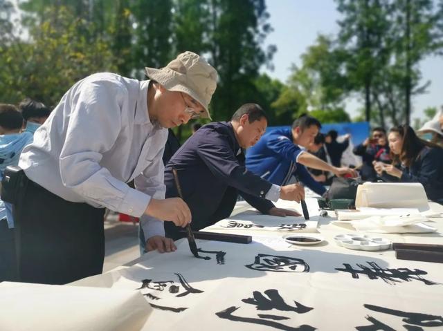 “翰墨新城·抒怀凌云”——书画艺术进成飞活动举行