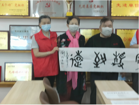 中国著名书画家刘振生李兰芬书画伉俪向抗“疫”志愿者赠送书画作品