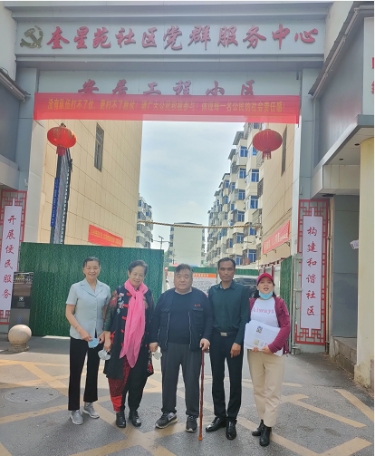 中国著名书画家刘振生李兰芬书画伉俪向抗“疫”志愿者赠送书画作品