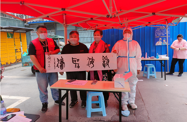 中国著名书画家刘振生李兰芬书画伉俪向抗“疫”志愿者赠送书画作品