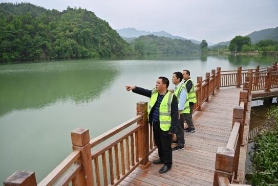 安徽石台：多“员”合一 织牢环境监督“一张网”