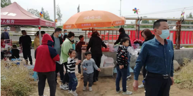 安徽阜阳金土地家庭农场三百多亩桑葚开始让民众采摘