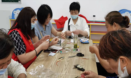 安徽省阜南县鹿城镇曾老庄社区妇联 开展迎六•一“书香家庭 亲子阅读”活动