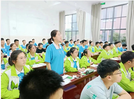 安徽阜阳市成效中学举行新团员入团仪式