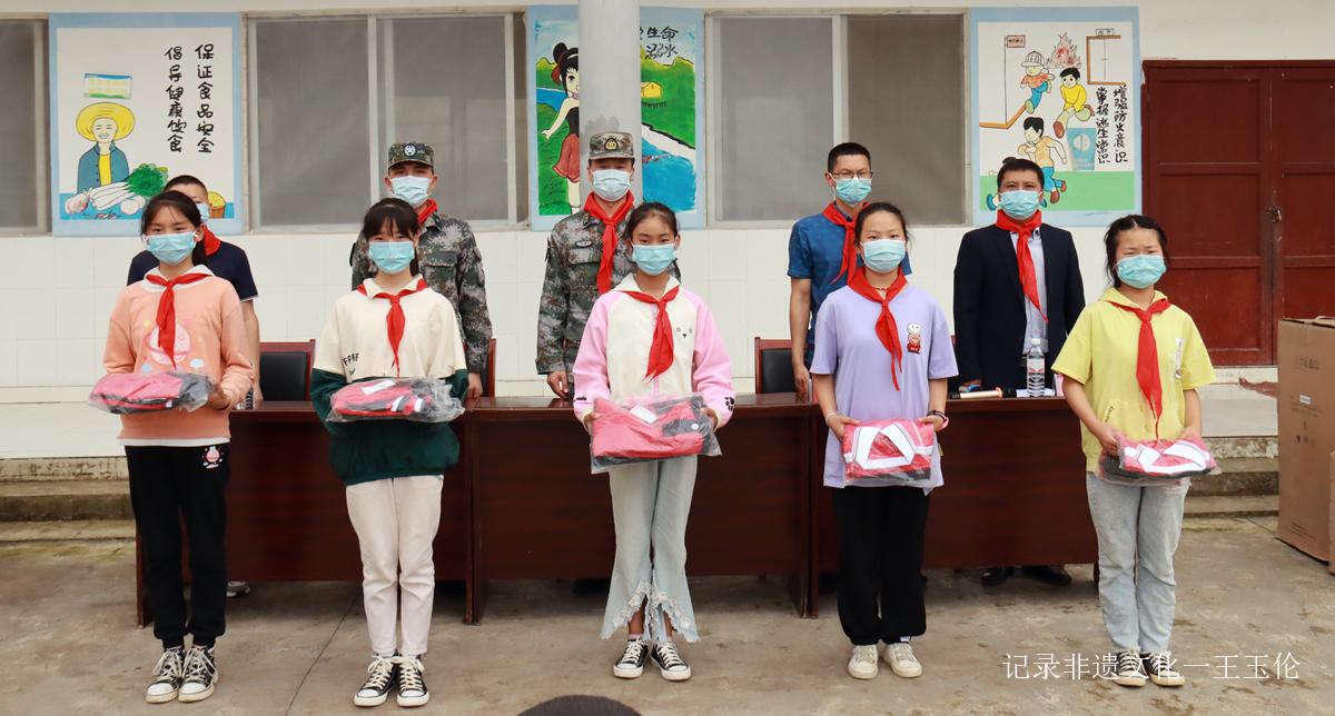 捐资助学，情暧校园——贵州湄潭县人武部开展“六一”活动