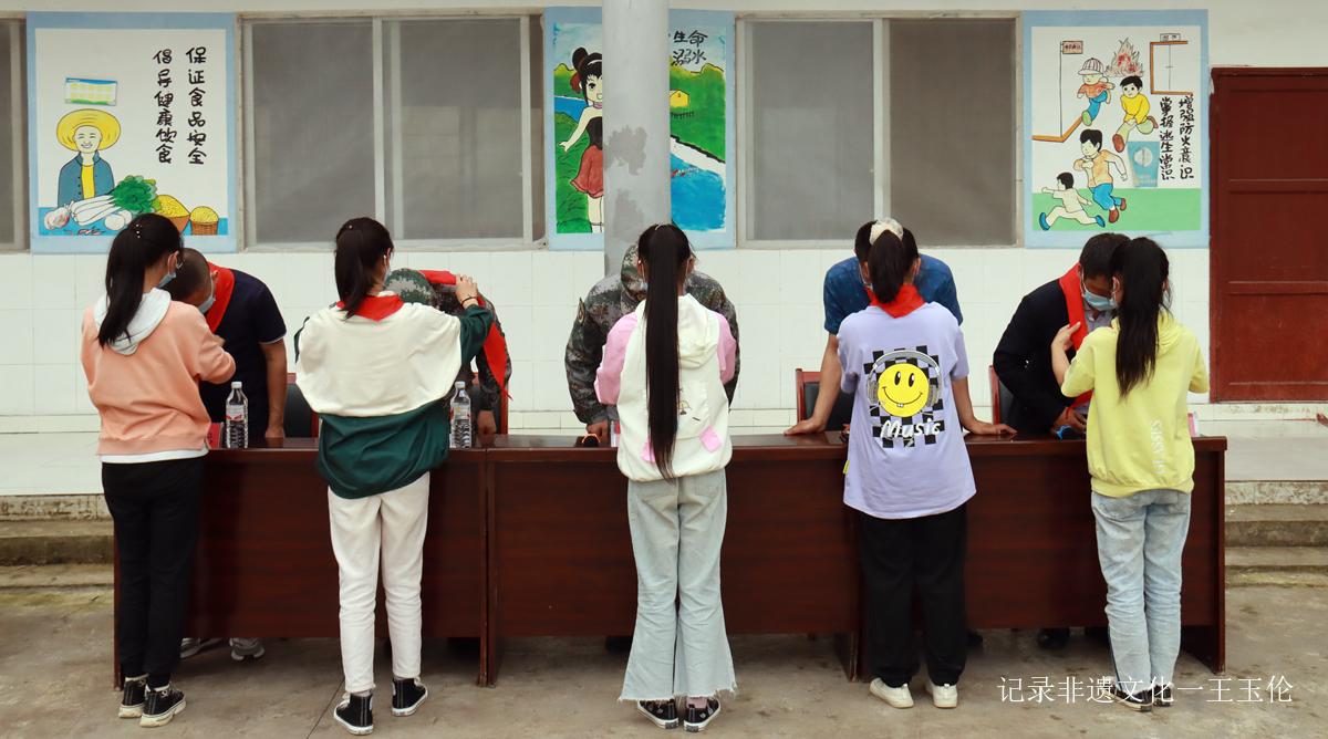 捐资助学，情暧校园——贵州湄潭县人武部开展“六一”活动