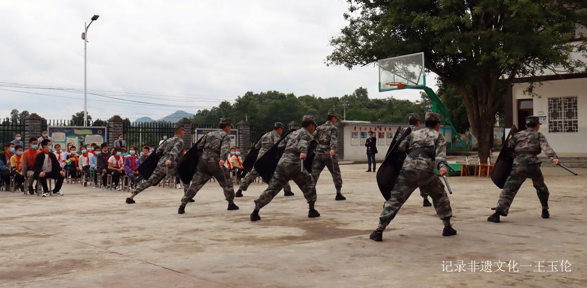 捐资助学，情暧校园——贵州湄潭县人武部开展“六一”活动