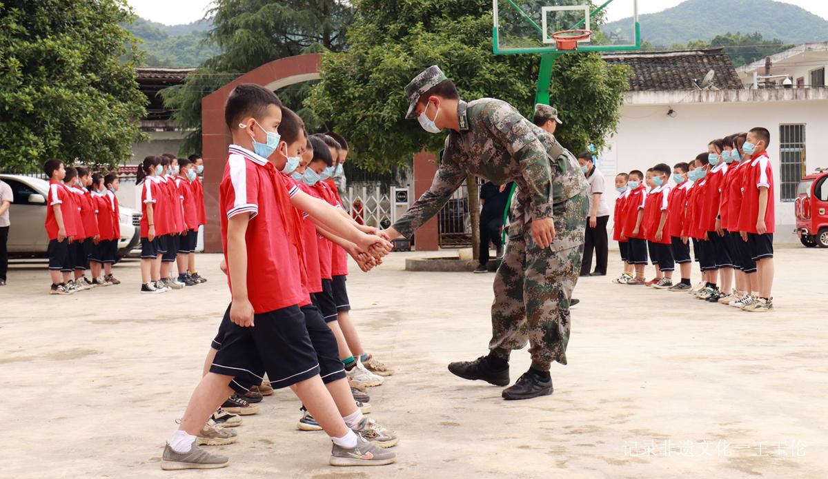 捐资助学，情暧校园——贵州湄潭县人武部开展“六一”活动