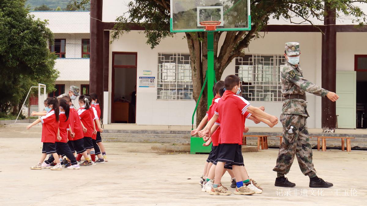 捐资助学，情暧校园——贵州湄潭县人武部开展“六一”活动