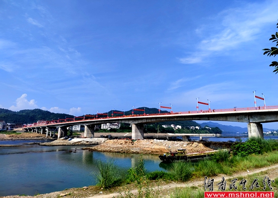 一桥通南北 两翼贯东西--湖南安化县江南资江大桥建成试通车