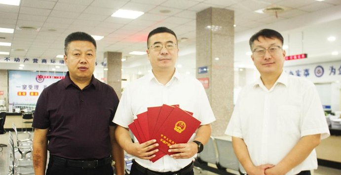 安徽:阜南县自然资源和规划局优化营商环境 首宗不动产登记“验收即拿证”业务成功办结