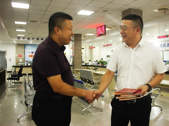 安徽:阜南县自然资源和规划局优化营商环境 首宗不动产登记“验收即拿证”业务成功办结