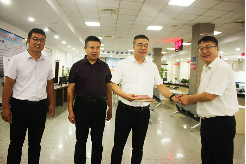 安徽:阜南县自然资源和规划局优化营商环境 首宗不动产登记“验收即拿证”业务成功办结