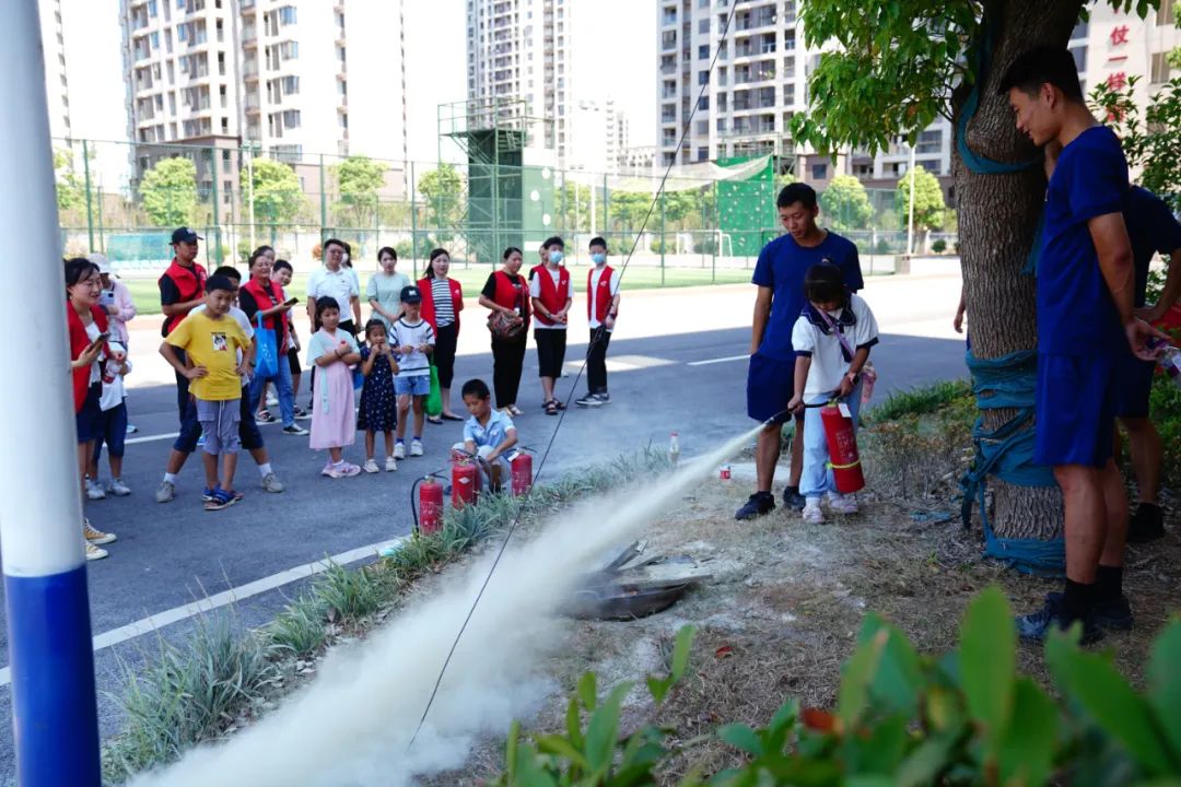 铜陵消防救援支队联合义工协会开展留守儿童暑期消防体验活动