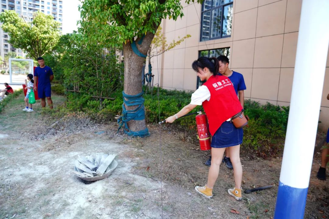 铜陵消防救援支队联合义工协会开展留守儿童暑期消防体验活动