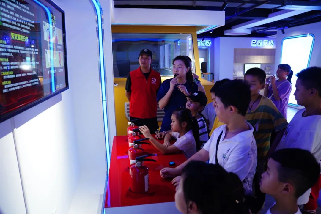 铜陵消防救援支队联合义工协会开展留守儿童暑期消防体验活动