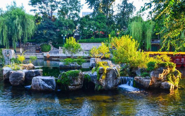趵突腾空、明湖泛舟，有一种美，叫济南的秋天！