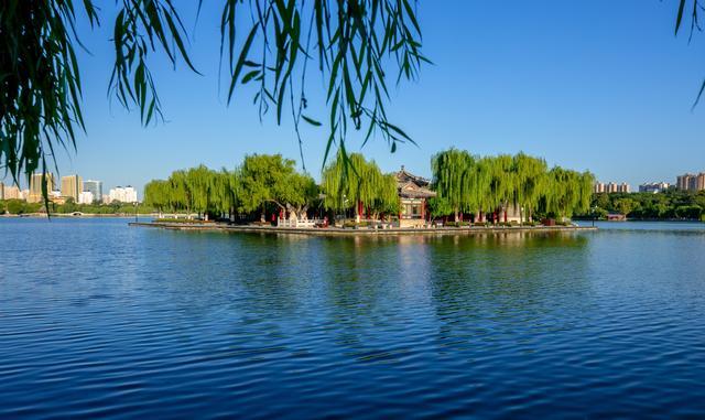 趵突腾空、明湖泛舟，有一种美，叫济南的秋天！