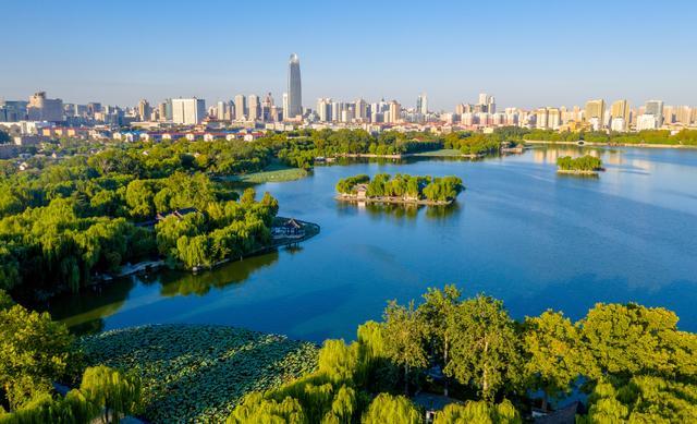 趵突腾空、明湖泛舟，有一种美，叫济南的秋天！