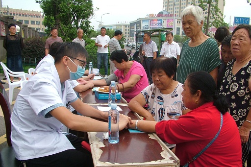 中秋送情 活动促健康——向阳老年协会组织开展义诊活动