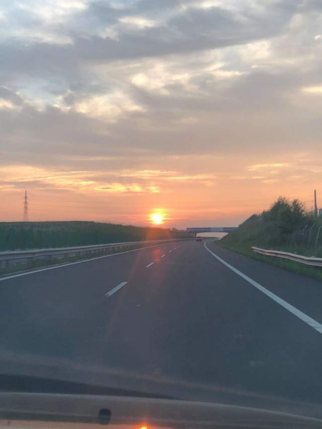 著名诗人凌云都成即兴赋诗子归