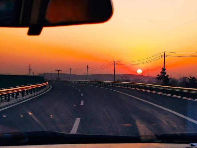 著名诗人凌云都成即兴赋诗子归