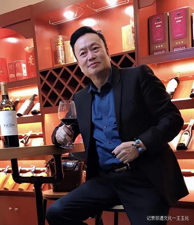 王建新作品《尘埃烟云》经过多轮激烈竞逐，42.9万落槌成交