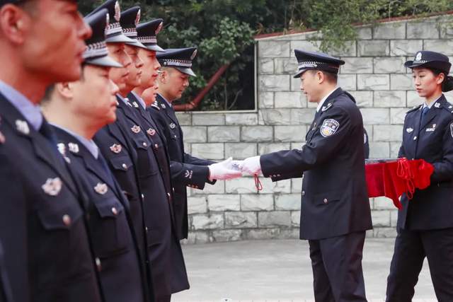 成都市金牛公安分局举行“百日保平安”动员大会暨出击仪式